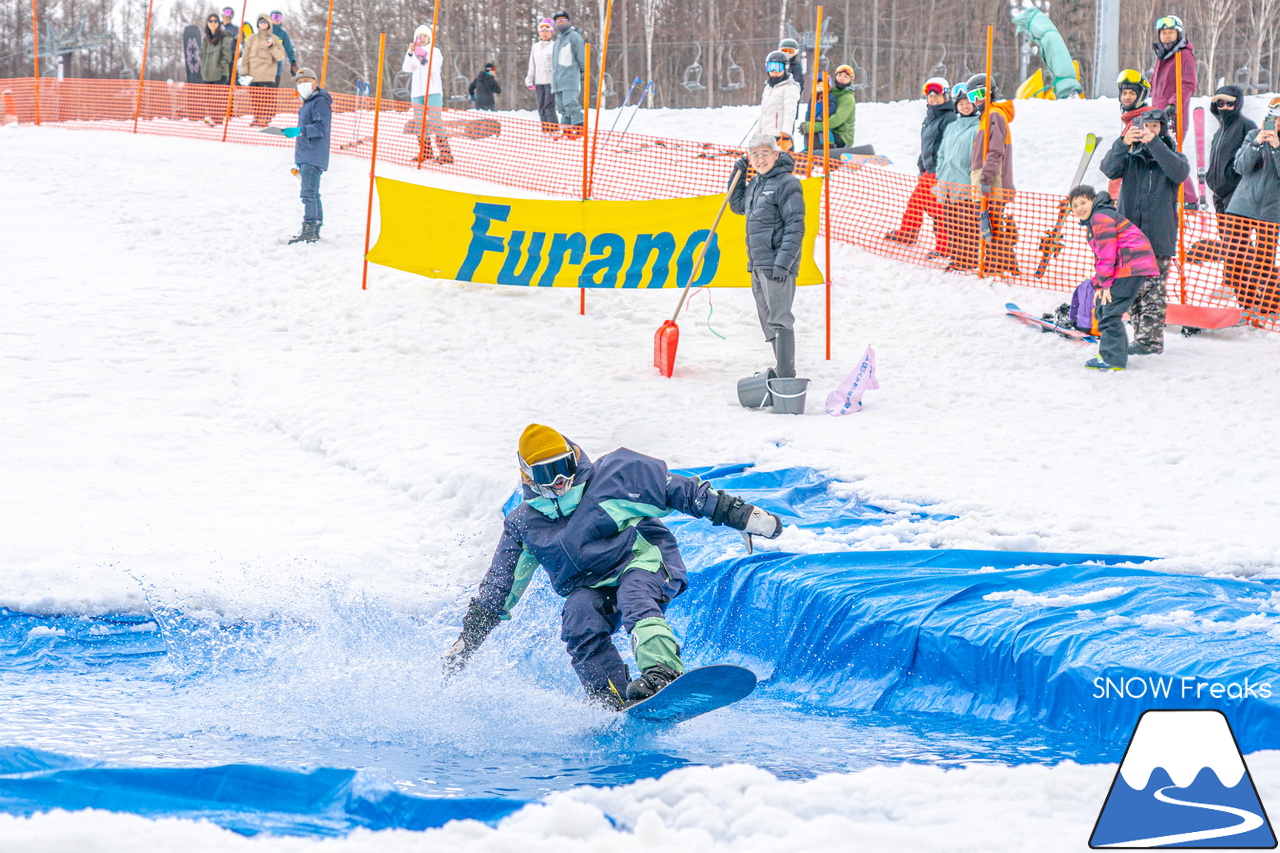 富良野スキー場｜季節は、まだ冬？それとも…？小雪が舞い、たくさんの雪が残る富良野スキー場で、春の恒例イベント『春スキー池渡り大会』開催(^^)/